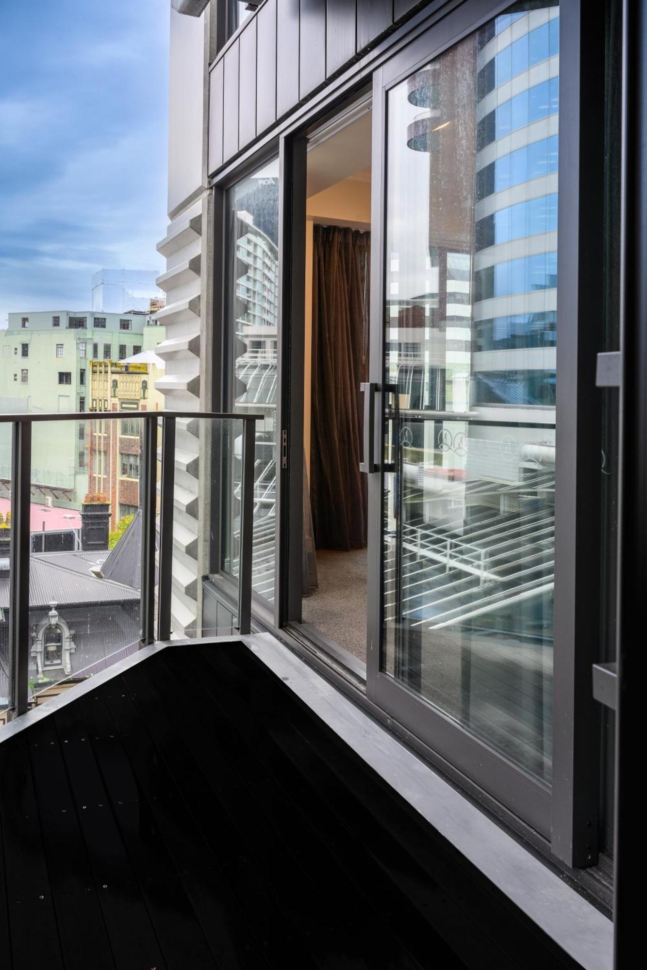 Boulcott Suites Wellington Exterior foto A glass door