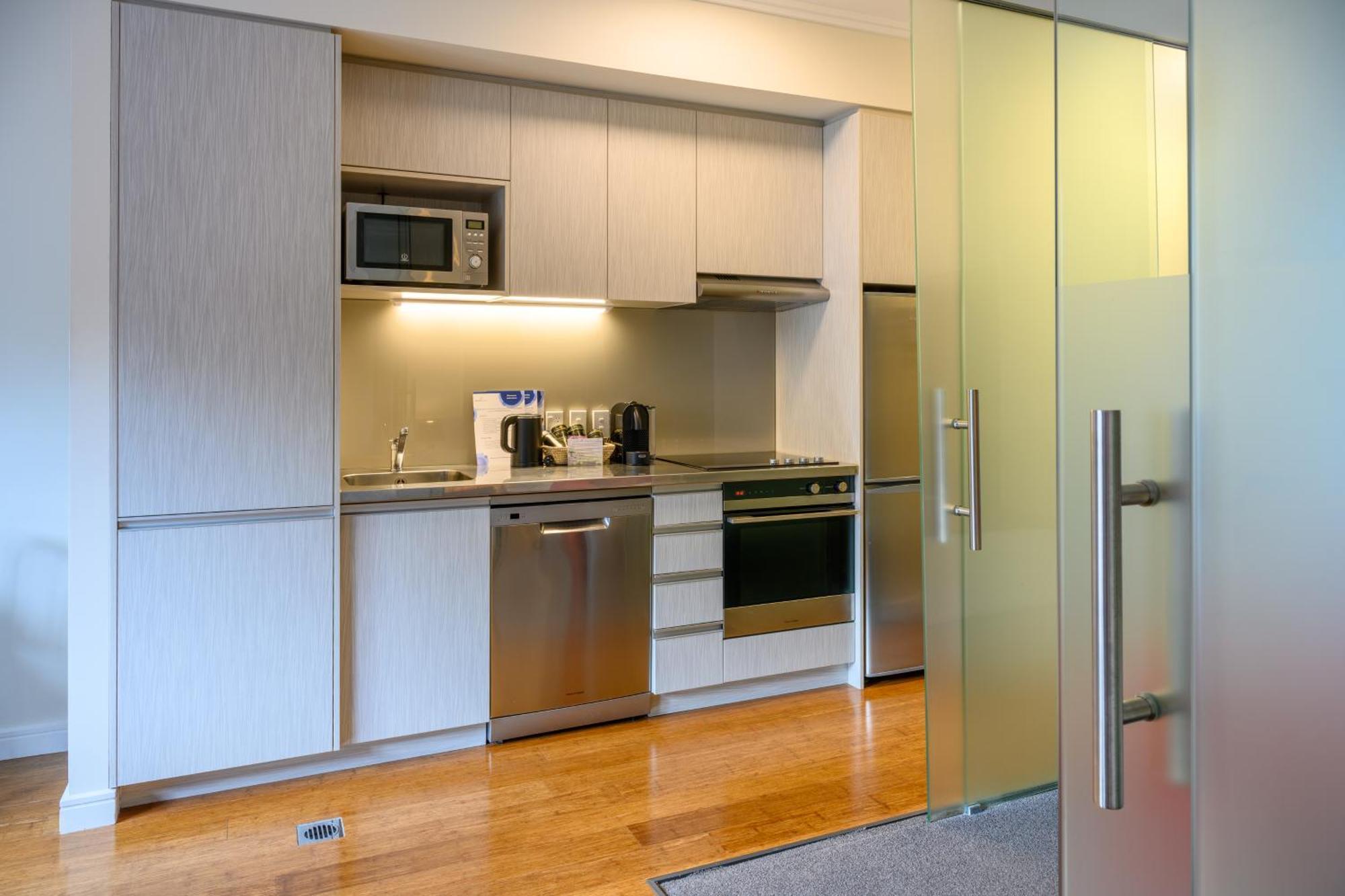 Boulcott Suites Wellington Exterior foto A kitchen in a student apartment at the University of Auckland