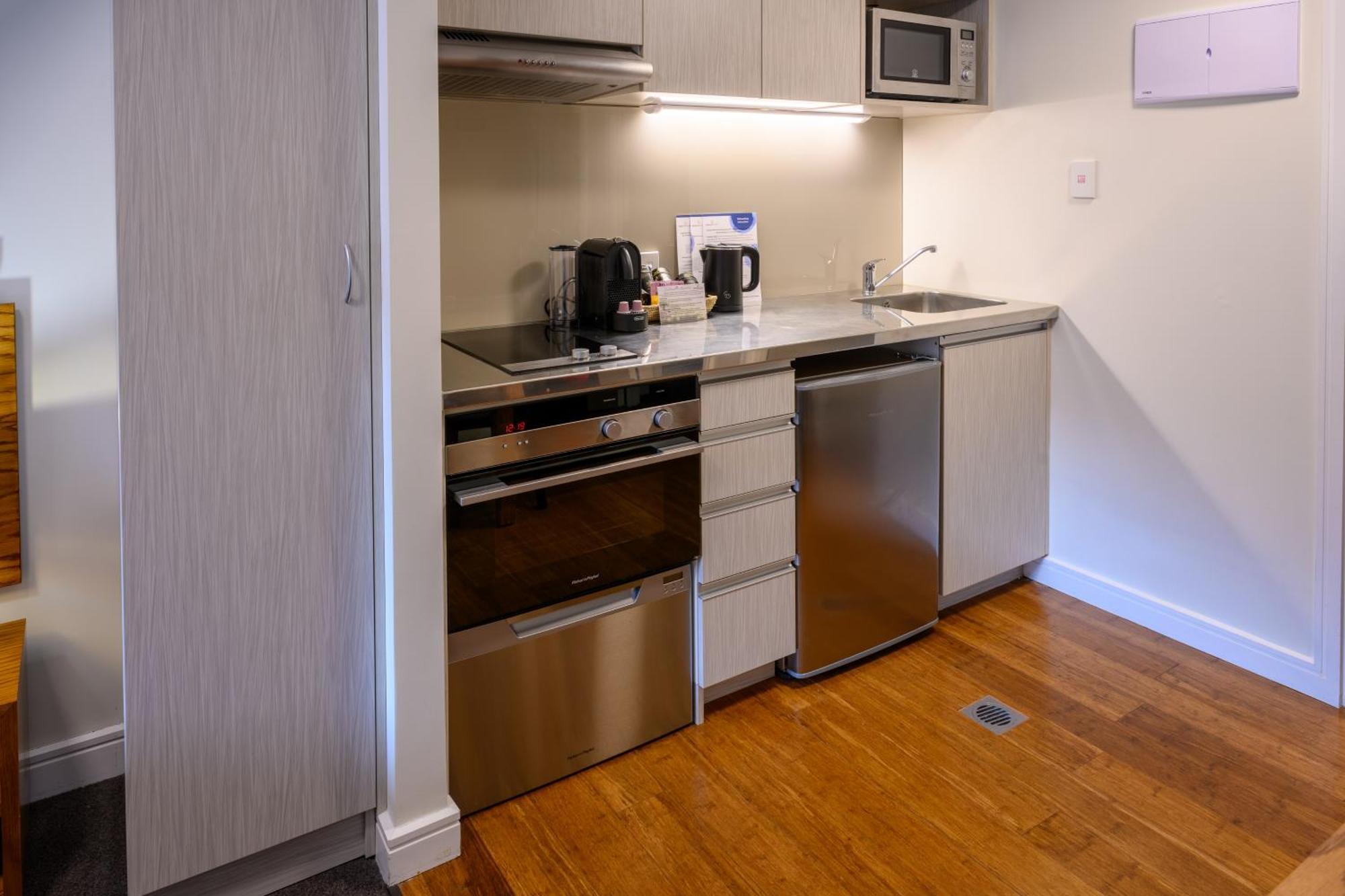 Boulcott Suites Wellington Exterior foto A kitchenette in a hotel room