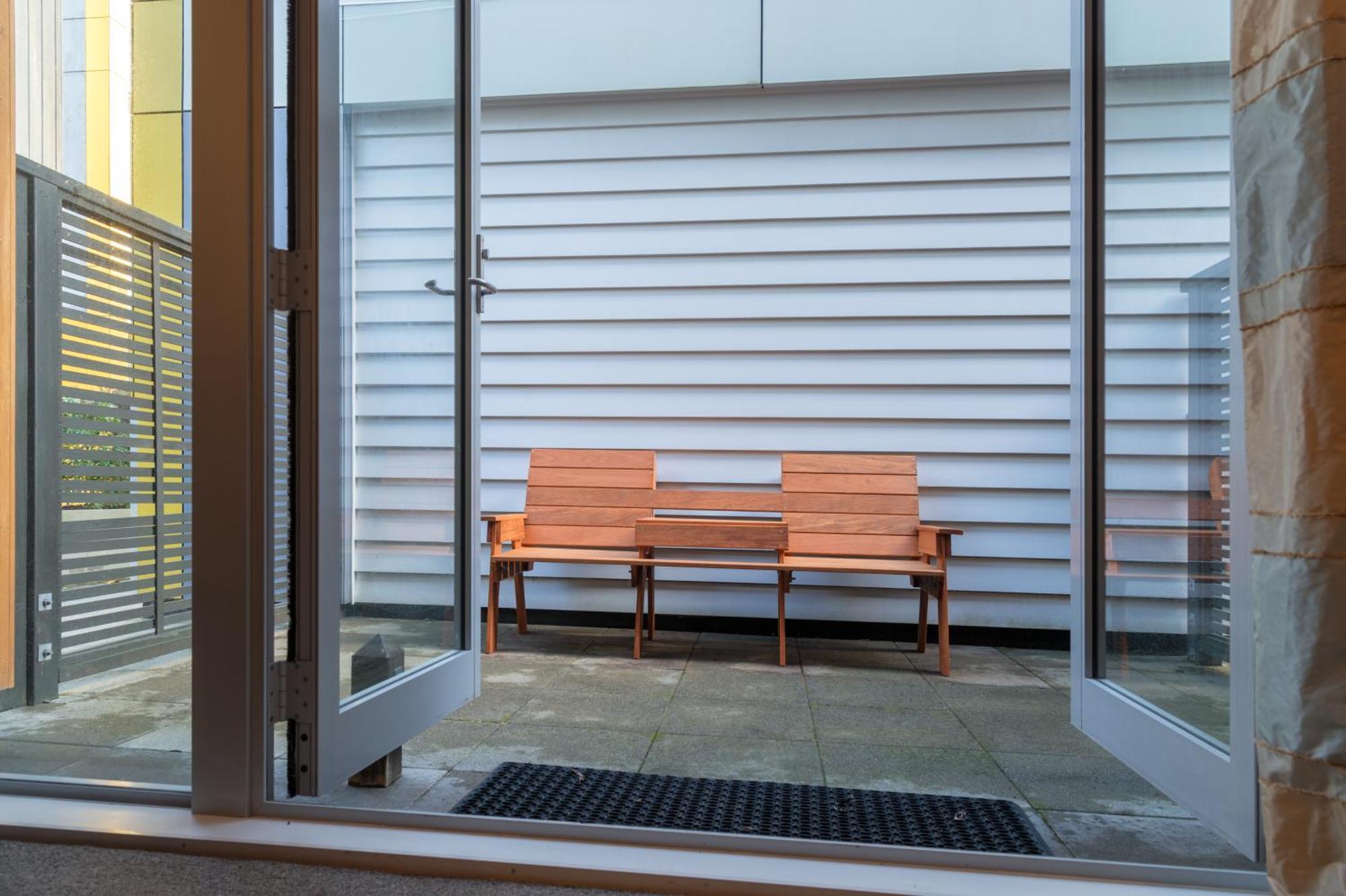 Boulcott Suites Wellington Exterior foto A glass door
