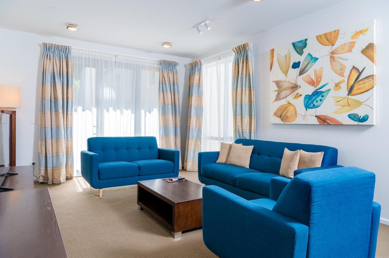 Boulcott Suites Wellington Exterior foto A living room with blue furniture